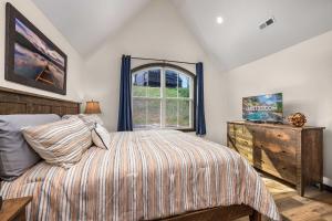 Schlafzimmer mit einem Bett und einem Fenster in der Unterkunft Luxury Lakefront Villa - Over 30 FREE amenities included! in Kimberling City