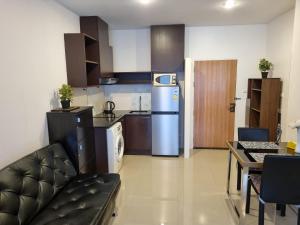 Kuchyň nebo kuchyňský kout v ubytování Karon Chic Seashore Apartment