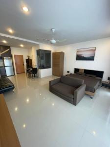 Posezení v ubytování Karon Chic Seashore Apartment