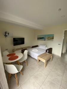 una camera d'albergo con letto, tavolo e sedie di El Olivar Experiences - Adults Recommended a Puerto del Rosario