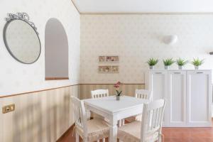 une salle à manger avec une table et des chaises blanches dans l'établissement T-House Fontana di Trevi, à Rome