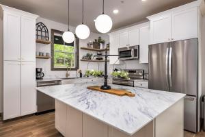 Η κουζίνα ή μικρή κουζίνα στο BRAND NEW! Lakefront Cabin - FREE Mini Golf, Hot Tubs, Pools, Pickleball and More!