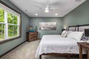 Ένα ή περισσότερα κρεβάτια σε δωμάτιο στο BRAND NEW! Lakefront Cabin - FREE Mini Golf, Hot Tubs, Pools, Pickleball and More! +76 φωτογραφίες