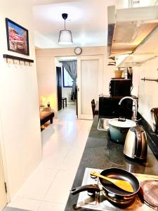 cocina con fregadero y encimera en Sea Residences Apartment by Kevin Alano, en Manila