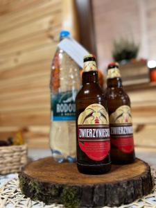 Trzy butelki piwa na stole w obiekcie DOMEK LETNISKOWY POD BRZOZAMI na Roztoczu wśród lasów, Zamość, Krasnobród, Zwierzyniec w mieście AdamÃ³w