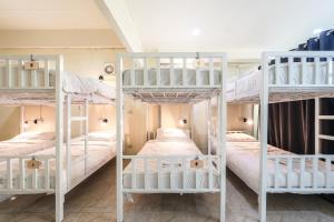 Tempat tidur dalam kamar di Beds Friends Phi Phi Hostel - Party Hostel