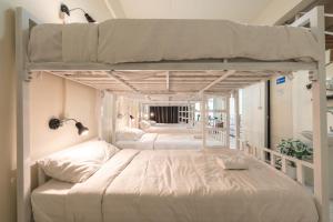 Tempat tidur dalam kamar di Beds Friends Phi Phi Hostel - Party Hostel