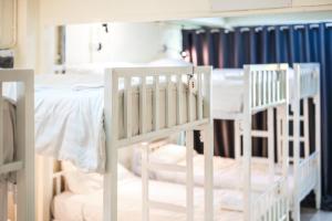 Tempat tidur dalam kamar di Beds Friends Phi Phi Hostel - Party Hostel