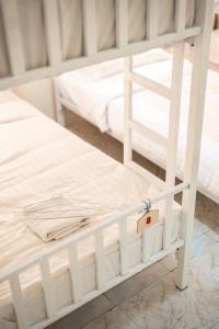 Tempat tidur dalam kamar di Beds Friends Phi Phi Hostel - Party Hostel