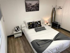 מיטה או מיטות בחדר ב-Douceur Drômoise appartement avec une chambre