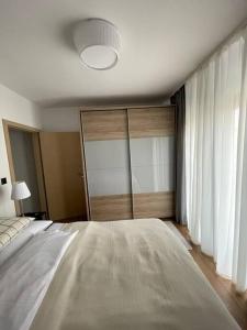 sypialnia z dużym białym łóżkiem i oknem w obiekcie Apartman VI u centru Kutine w mieście Kutina