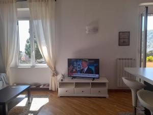 soggiorno con TV a schermo piatto e armadio di Casa Marty a Rapallo