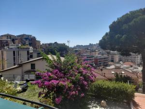 un balcone con fiori viola e vista sulla città. di Casa Marty a Rapallo