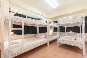 Tempat tidur dalam kamar di Beds Friends Phi Phi Hostel - Party Hostel
