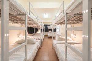 Tempat tidur dalam kamar di Beds Friends Phi Phi Hostel - Party Hostel