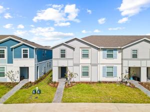 ein Haus mit einem blauen und weißen Haus in der Unterkunft NEW to Market New Construction 5 Bed Retreat In World Famous Windsor Island in Davenport