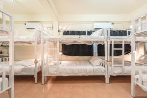 Tempat tidur dalam kamar di Beds Friends Phi Phi Hostel - Party Hostel