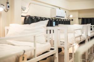 Tempat tidur dalam kamar di Beds Friends Phi Phi Hostel - Party Hostel