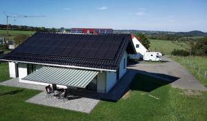 uma vista superior de uma casa com painéis solares em Ferienhaus im Wiesental em Nideggen