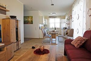 ein Wohnzimmer mit einem Sofa und einem Tisch in der Unterkunft Ferienhaus im Wiesental in Nideggen