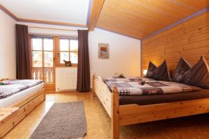 Ліжко або ліжка в номері Ferienbauernhof Stallhäusl