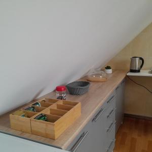 a kitchen counter with a wooden box on it at Apartament Starówka in Tuchola