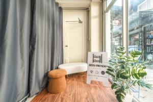 Area tempat duduk di Beds Friends Phi Phi Hostel - Party Hostel