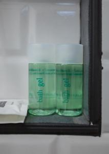 un estante con dos pilas de cilindros de vidrio. en The Bright House, Koh Phi Phi en Islas Phi Phi