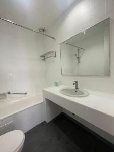 Ένα μπάνιο στο Instay Leisure Mahkota With Sea/Pool View