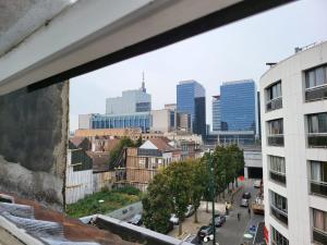 - une vue depuis la fenêtre d'une ville dans l'établissement Duplex élégant situé à 1min de la gare du nord, à Bruxelles