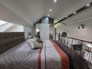 Cette chambre comprend un grand lit. dans l'établissement Duplex élégant situé à 1min de la gare du nord, à Bruxelles