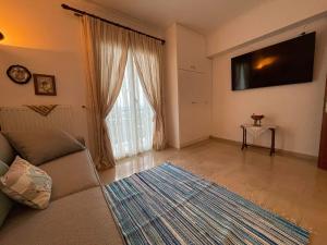 Televízia a/alebo spoločenská miestnosť v ubytovaní Schönes Familienappartement in Pelekas, Corfu mit Meerblick