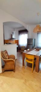 een keuken en eetkamer met een tafel en stoelen bij Casa Catamarino in Termoli