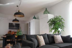 un soggiorno con divano e tavolo di B&B Le Terrazze Lama Balice - ex B&B SanLorenzo a Bitonto