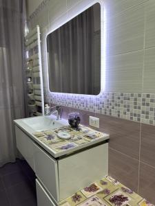 ナポリにあるLa casa di Maria e Lelloのバスルーム(シンク、大きな鏡付)