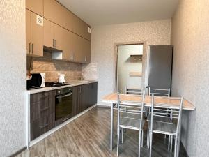 a kitchen with a table and chairs in a room at 093 квартира ЖК Щасливий, укриття в комплексі in Kyiv