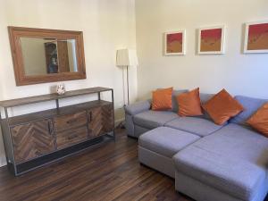 ein Wohnzimmer mit einem Sofa und einem Spiegel in der Unterkunft Church View House in Kells