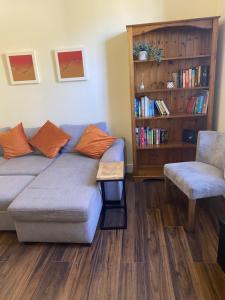 ein Wohnzimmer mit Sofa und Bücherregal in der Unterkunft Church View House in Kells
