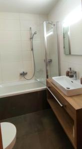 Kúpeľňa v ubytovaní Alpenappartements Domicil include Jokercard