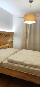 Posteľ alebo postele v izbe v ubytovaní Alpenappartements Domicil include Jokercard