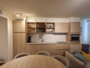 uma cozinha com uma mesa com cadeiras e um lavatório em Sailorshouse em Nieuwpoort