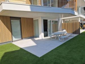 a patio with a table and chairs on a lawn at Sailorshouse in Nieuwpoort