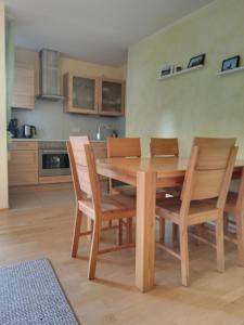 einen Holztisch und Stühle in der Küche in der Unterkunft Ferienwohnung Leonard in Goslar Hahnenklee in Hahnenklee-Bockswiese