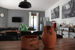 un tavolo con un vaso sopra di B&B Le Terrazze Lama Balice - ex B&B SanLorenzo a Bitonto