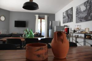stół z wazonem na górze w obiekcie B&B Le Terrazze Lama Balice w mieście Bitonto