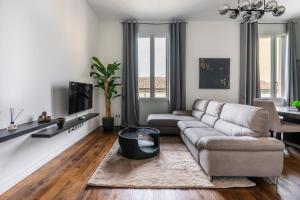 a living room with a couch and a tv at San Marco Black Appartamento Luxury con Terrazzo e Parcheggio su richiesta in Florence