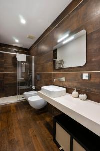 a bathroom with two toilets and a sink and a shower at San Marco Black Appartamento Luxury con Terrazzo e Parcheggio su richiesta in Florence