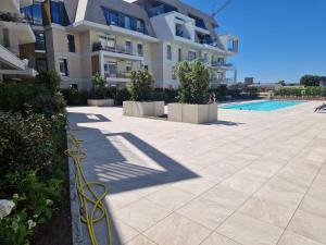 a large apartment building with a pool in front of it at Sailorshouse in Nieuwpoort