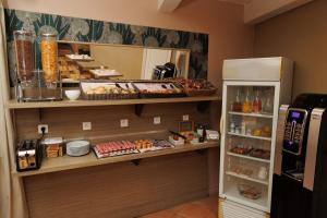 Kuchyň nebo kuchyňský kout v ubytování The Originals Boutique, Hôtel Cassitel, Cassis