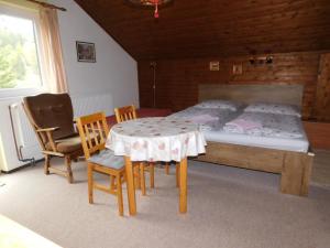 ハルラホフにあるPrivat Alenaのベッドルーム1室(ベッド1台、テーブル、椅子付)
